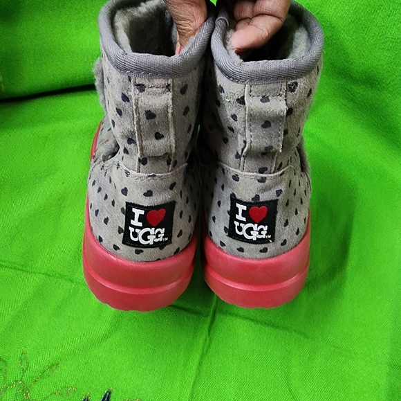 🌷UGG Short Women's Gray/Red Heart Boots Size 8 - Picture 8 of 15
